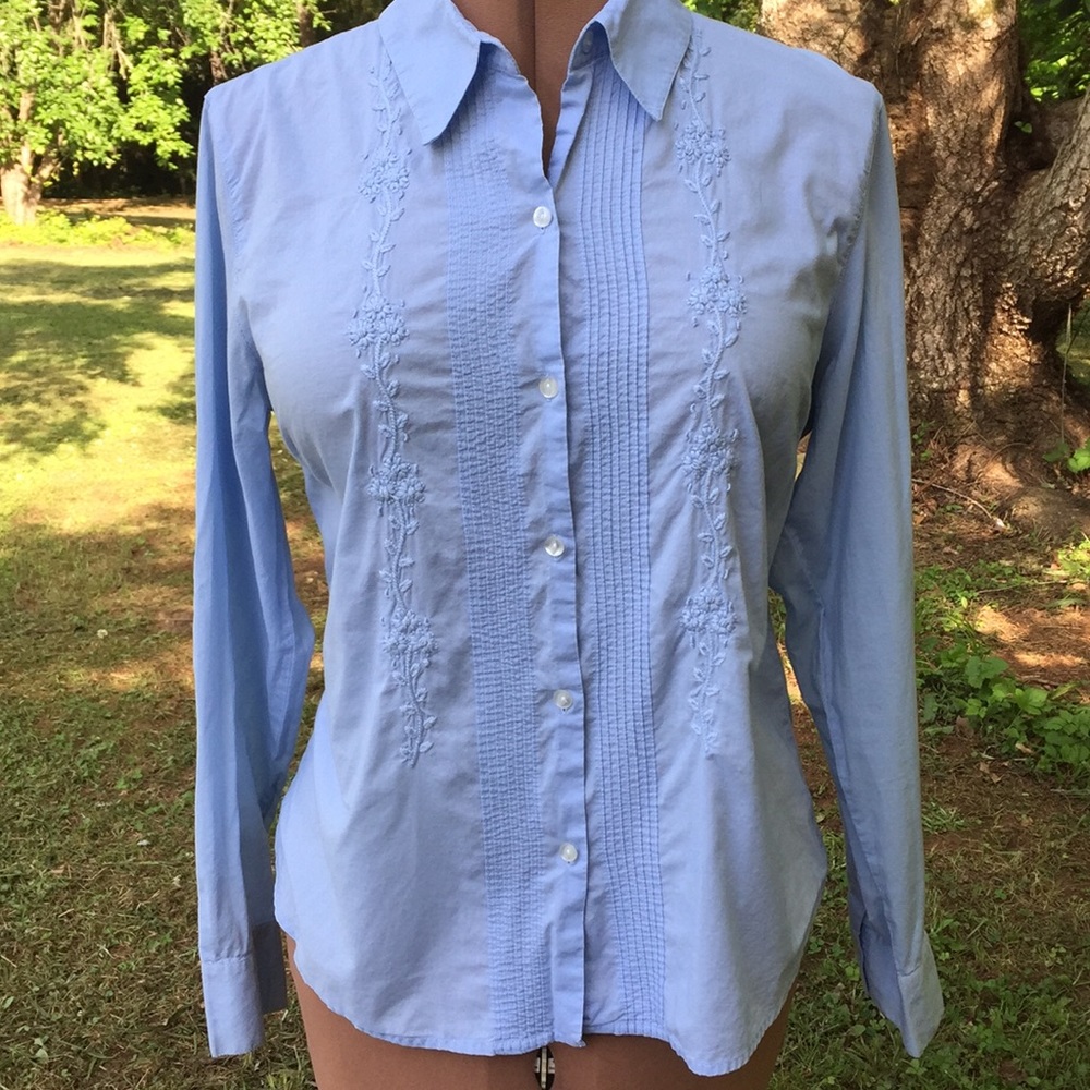 🌷Liz Claiborne Embroidered Top🌷
